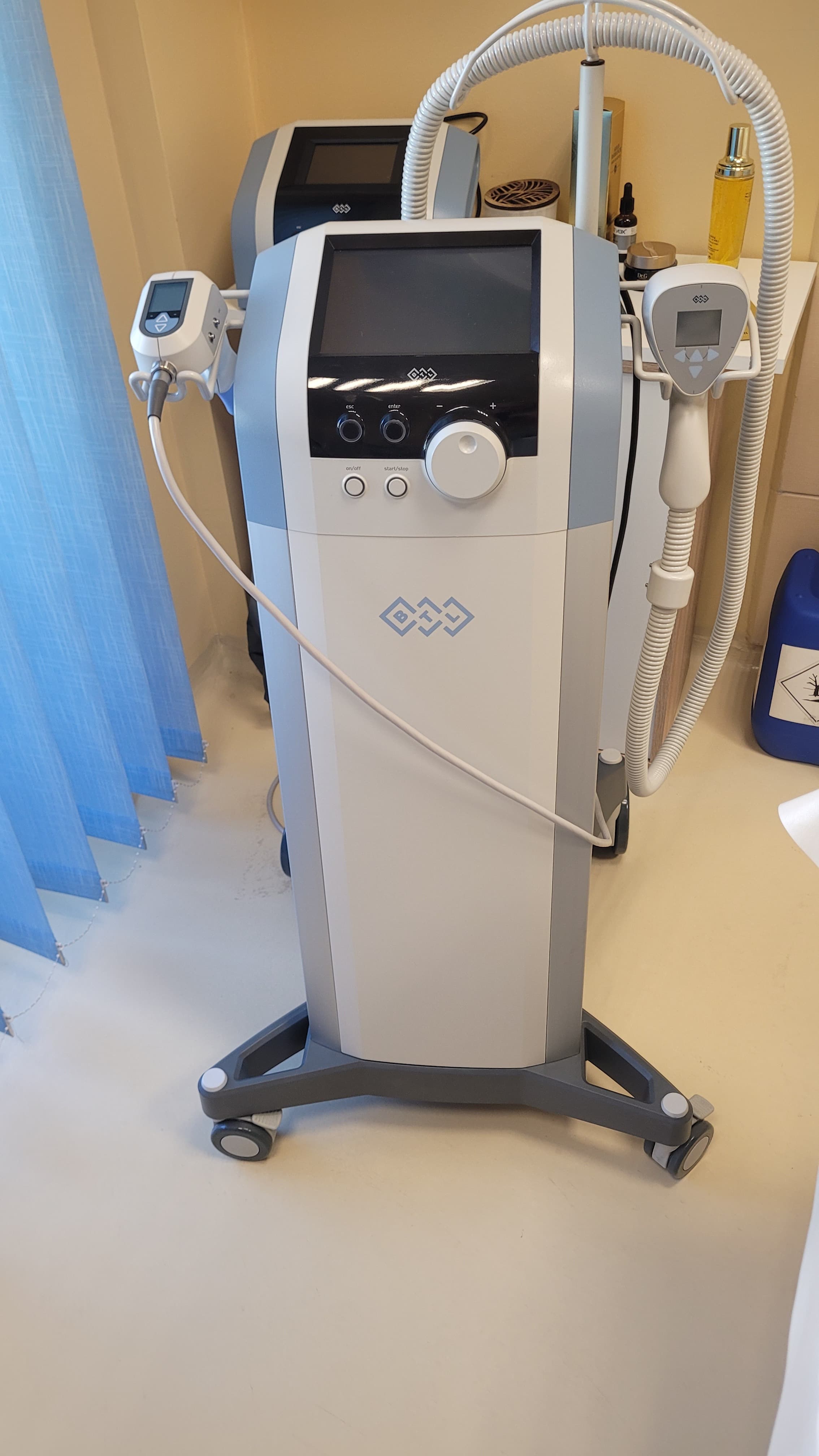 Echipamentul BTL Exilis Ultra 360 din cabinetul MedicalBeauties